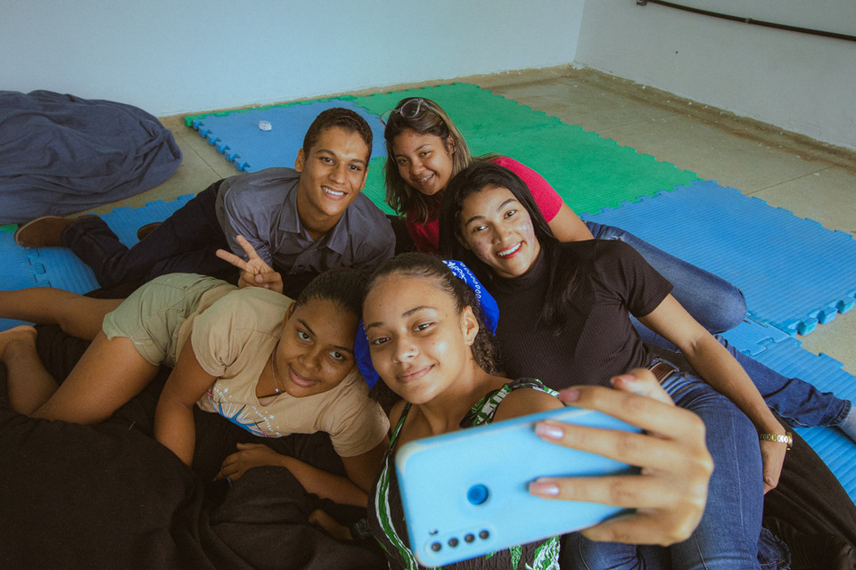 grupo de jovens estudantes fazem foto selfie com o celular